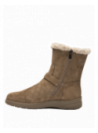 Bota casual de cuero gamuzado café con corte a media altura y detalles metálicos, combinable con jeans o vestidos de lana.
