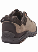 Calzado outdoor masculino en taupe, con lengüeta y cuello de textil que aseguran comodidad y transpirabilidad.