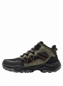 Botín verde para hombre, estilo trekking, combina con ropa deportiva y ofrece comodidad en terrenos irregulares.