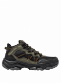 Botín verde masculino con ganchos metálicos para cordones, suela gruesa y relieve para buen agarre.