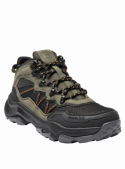 Botín verde de estilo outdoor para hombre, ideal para trekking, con diseño robusto y detalles en zigzag.