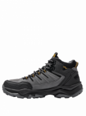 Calzado outdoor gris para hombre, combina con ropa técnica para excursiones y caminatas en terrenos difíciles.