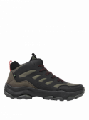 Calzado athleisure masculino verde con cordones contrastantes, refuerzos en talón y puntera, perfecto para caminatas.