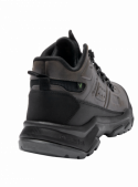 Calzado outdoor gris para hombre con suela gruesa, tracción y estabilidad en terrenos irregulares.