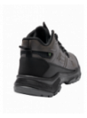 Calzado outdoor gris para hombre con suela gruesa, tracción y estabilidad en terrenos irregulares.