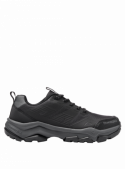 zapatilla negra masculina con detalles de costuras y patrones geométricos, enfocada en funcionalidad y comodidad.
