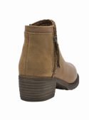 Botín camel de cuero liso, cierre lateral con etiqueta del fabricante, toque moderno y sofisticado.
