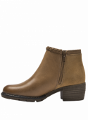 Botín de cuero camel, diseño elegante, suela gruesa texturizada para buena tracción, perfecto para caminar.