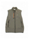 Polar verde para hombre, diseño casual que ofrece libertad de movimiento en exteriores.