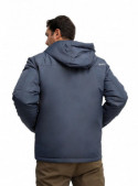 Parka impermeable azul, diseñada para hombres, perfecta para el uso urbano y actividades al aire libre.