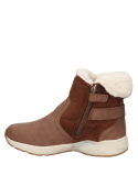 Cómodo botín beige para niña con estilo moderno y detalles distintivos, ideal para el colegio o paseos.