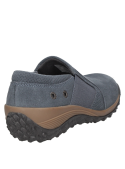 Zapatilla de cuero azul para mujer, con forro textil y caña de 5 cm, diseñada para aventuras urbanas.