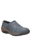 Zapatilla azul de cuero y textil para mujer, ideal para actividades diarias por su comodidad y versatilidad.