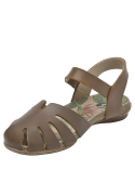 Sandalia versátil de cuero café para mujer, ideal para combinar con faldas largas o vestidos sueltos en verano.