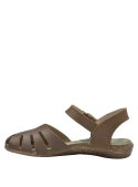 Calzado bohemio de cuero café para mujer con aberturas laterales que mejoran la ventilación y punta semi-cerrada elegante.