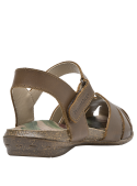 Sandalia casual de cuero café para mujer con tiras anchas cruzadas en el empeine y correa ajustable de velcro en el talón.