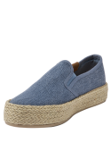 Alpargata azul de mujer, estilo desenfadado con suela trenzada y detalle de cuero, perfecta para paseos informales.