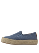 Calzado casual azul para mujer, estructura sencilla y cómoda, con toque de cuero, ideal para combinar con vestidos ligeros.