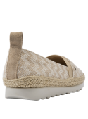 Alpargata boho-chic beige para mujer, con detalle artesanal en cuero y adecuada para ocasiones informales.