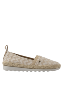 Calzado casual de mujer en color beige, con suela de plataforma trenzada y diseño elegante ideal para días cálidos.