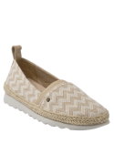 Alpargata beige de mujer con patrón de espiga y detalle en cuero, perfecta para un estilo casual boho-chic.