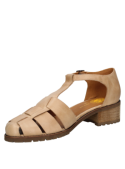 Calzado de cuero camel con diseño clásico para mujer, versátil para combinar con vestidos o jeans en un look informal.