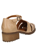Sandalia cerrada de cuero camel para mujer, ideal para primavera-verano, con tiras anchas y hebilla lateral ajustable.
