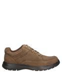 Calzado casual de cuero gamuzado café, estilo vibrante y moderno, perfecto para hombres.