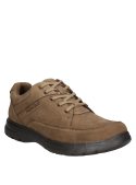 Zapato de cuero gamuzado café con forro textil, diseño resistente y cómodo para hombres.