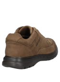 Zapato de cuero gamuzado café, punta redonda y taco plano, estilo casual para hombre.
