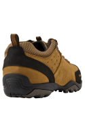 calzado outdoor de cuero gamuzado camel con cordones multicolores que contrastan, combinable con jeans y chaquetas casuales.