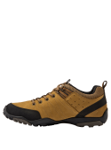 zapatilla camel para hombre con costuras marcadas y detalles en ojales metálicos, perfecta para caminatas y uso urbano.
