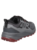Calzado gris masculino estilo athleisure, combina funcionalidad deportiva y estilo urbano, con cordones en ojales reforzados.