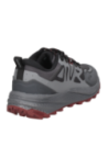 Calzado gris masculino estilo athleisure, combina funcionalidad deportiva y estilo urbano, con cordones en ojales reforzados.