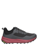 Zapatilla masculina gris con costuras y patrones moldeados, ofrece un aire técnico y moderno para un look athleisure.