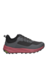 Zapatilla masculina gris con costuras y patrones moldeados, ofrece un aire técnico y moderno para un look athleisure.