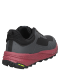 Zapatilla de trail running en gris, con suela de tracción óptima, adecuada para terrenos irregulares y estilo robusto.