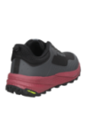 Zapatilla de trail running en gris, con suela de tracción óptima, adecuada para terrenos irregulares y estilo robusto.