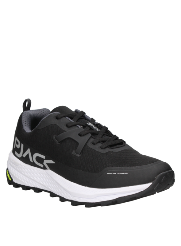 Zapatilla masculina de trail running en negro, mezcla de materiales sintéticos y textiles, look polivalente y dinámico.