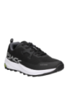 Zapatilla masculina de trail running en negro, mezcla de materiales sintéticos y textiles, look polivalente y dinámico.