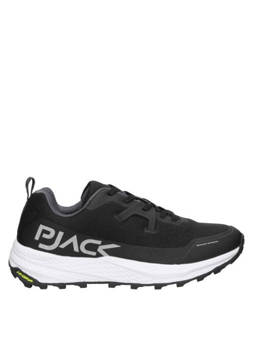 Zapatilla masculina de trail running en negro, mezcla de materiales sintéticos y textiles, look polivalente y dinámico.
