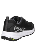 Calzado de trail running negro para hombre, ideal para moda urbana, con suela diseñada para actividades al aire libre.