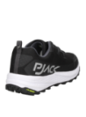 Calzado de trail running negro para hombre, ideal para moda urbana, con suela diseñada para actividades al aire libre.