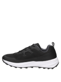 Zapatilla negra masculina deportiva con superposiciones voluminosas y logotipo distintivo en el costado.