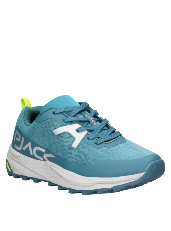 Zapatilla de trail running azul con patrón de suela que facilita el agarre, perfecta para eventos casuales al aire libre.