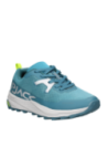 Zapatilla de trail running azul con patrón de suela que facilita el agarre, perfecta para eventos casuales al aire libre.