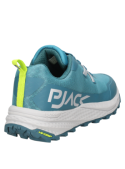 Zapatilla de trail running azul con logotipo distintivo en el costado, adecuada para caminatas ligeras y gimnasio.