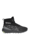 Zapatilla negra moderna, con pasadores y ojales metálicos, ideal para un look casual y deportivo.