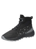 Zapatilla negra de trail running para hombre, estilo urbano con diseño de caña alta tipo botín y detalles de salpicaduras.