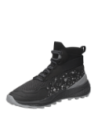 Zapatilla negra de trail running para hombre, estilo urbano con diseño de caña alta tipo botín y detalles de salpicaduras.